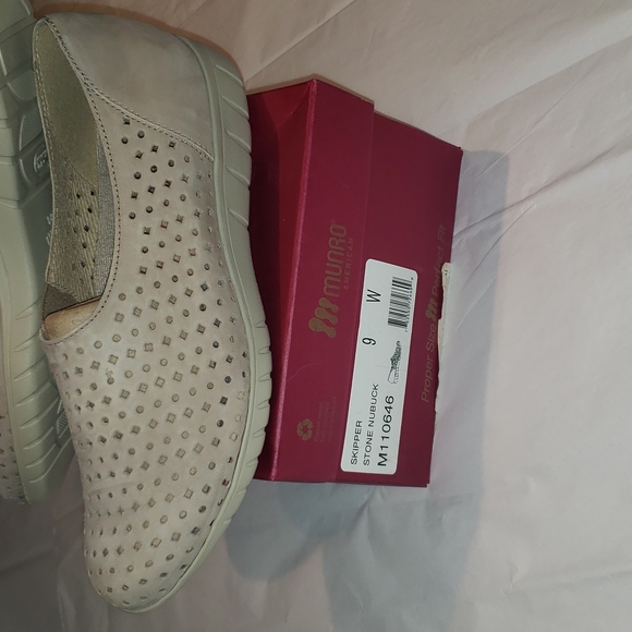 Munro New SKIPPER Nubuck Perforated Sneakers Shoe Comfort Wedge Flats Women's 9W - Picture 6 of 17